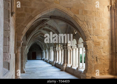 L'architecture du cloître dans la cour du monastère de Santa María de Vallbona, Urgell, en Catalogne, Espagne Banque D'Images