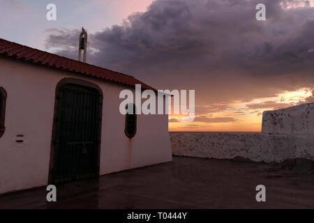 Ancienne chapelle médiévale (xie siècle) de Nossa Senhora da Guia, près de la mer, dans la soirée. Vila do Conde, Nord du Portugal. Banque D'Images