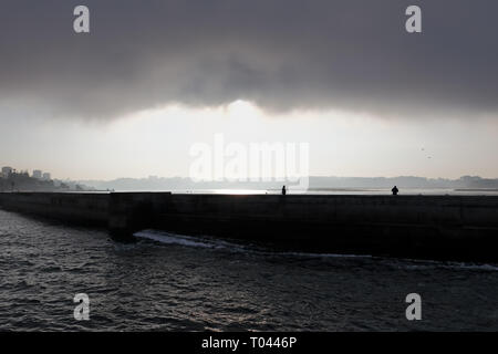 Embouchure de la rivière Douro pier le matin. Moody rétroéclairage paysage. Banque D'Images