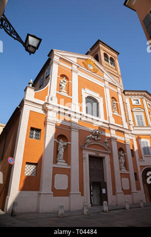 MODENA, ITALIE - 14 avril 2018 : La façade de l'église baroque Chiesa di San Barnaba. Banque D'Images