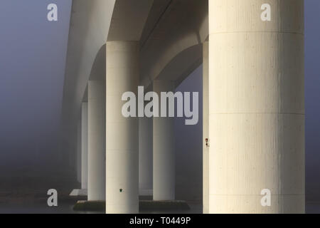 L'un des nouveaux ponts de Porto dans la brume du matin Banque D'Images