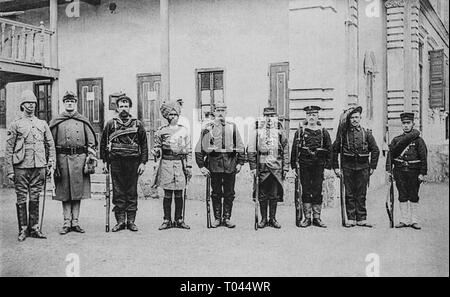 Révolte des boxers, les troupes de l'alliance des huit nations 1900 en Chine. De gauche à droite : la Grande-Bretagne, les États-Unis, l'Australie (colonie de l'Empire britannique en ce moment), l'Inde (colonie de l'Empire britannique en ce moment), l'Allemagne (Empire allemand en ce moment), la France, l'Autriche-Hongrie, l'Italie, le Japon. Collection privée. Banque D'Images