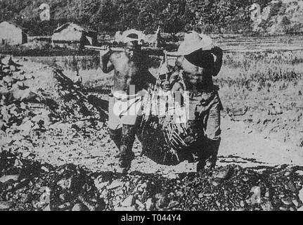 Les travailleurs coréens l'engagement du travail minier, c 1940, Hokkaido, Japon, Collection Privée Banque D'Images