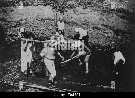 Les travailleurs coréens l'engagement du travail minier, c 1940, Hokkaido, Japon, Collection Privée Banque D'Images