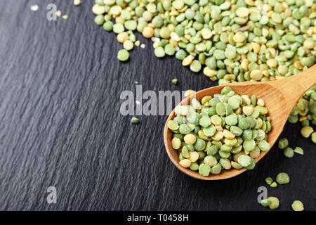 Cuillère à soupe de petits pois sur la cuisine. Vue de dessus. L'alimentation saine Banque D'Images