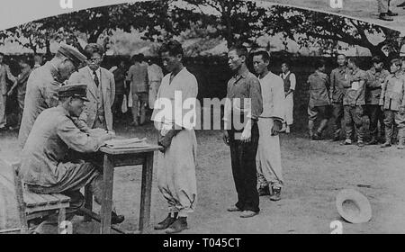 Recrutement de travailleurs coréens pendant sous la domination japonaise, au sud de la province, c 1940 Gyeongsang. Délivrance de visas par la police, Collection Privée Banque D'Images