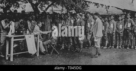 Recrutement de travailleurs coréens pendant sous la domination japonaise, au sud de la province, c 1940 Gyeongsang, examen médical, Collection Privée Banque D'Images