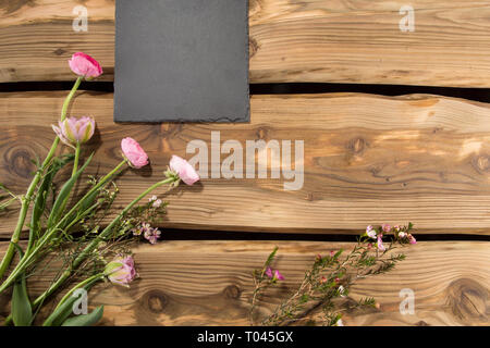 Conseil d'ardoise sur planches en bois rustique avec fond fleurs romantique. Pour cafés, concept utilisé, bannière, la date de mariage, en toute sécurité. Banque D'Images