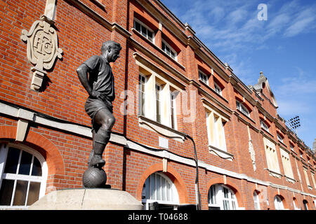 Une vue générale de la statue de Johnny Haynes en dehors de Craven Cottage avant le premier match de championnat à Craven Cottage, à Londres. Banque D'Images