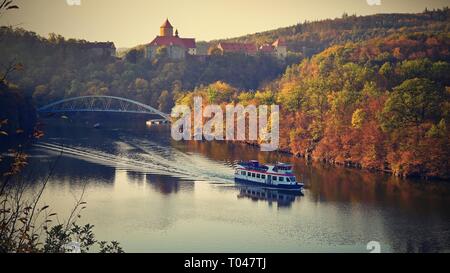 Château Veveri - Ville de Brno, République tchèque - Europe. Beau paysage d'automne avec château. Brno dam avec voile et coucher à l'heure d'or. Collection automne Banque D'Images