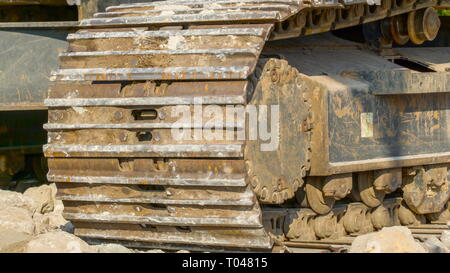 L'ancien pneu à plat de la tête de l'équipement lourd dans le chantier de l'un des grosses machines utilisées dans les grandes entreprises Banque D'Images