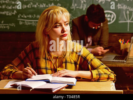 Essayer l'étudiant est celui qui a le plus de potentiel. High school college students studying et lire ensemble en classe des concepts d'éducation Banque D'Images