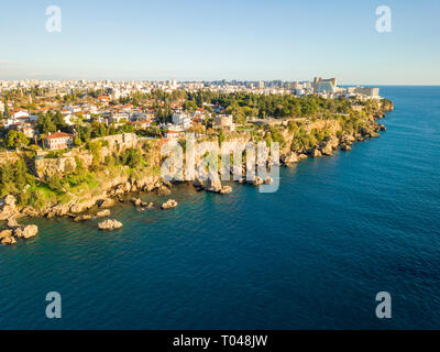 Drone aérien vue depuis les falaises de la mer à la vieille ville de Kaleici à Antalya, Turquie Banque D'Images