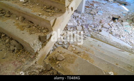 Plus près des rocailles et des pierres sur les escaliers d'une maison endommagée par la guerre en ukraine Banque D'Images