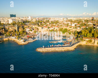 Drone aérien vue depuis la vieille ville de Kaleici ocean Harbour à Antalya, Turquie Banque D'Images