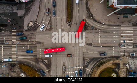 Différentes tailles de véhicules circulant sur la route à Tartu Estonie traversant l'intersection sur un panneaux de circulation dans une vue aérienne Banque D'Images