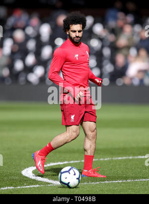 Le centre de Liverpool, Mohamed Salah se réchauffe sur le terrain en avant de la Premier League match à Craven Cottage, à Londres. Banque D'Images