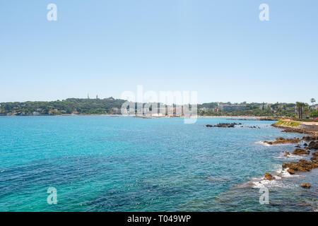 Vue de la plage du Ponteil de la ville française Antibes.avec le Cap d'Antibes, dans l'arrière-plan Banque D'Images