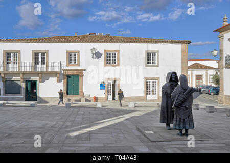 Plaza Joao III, urban sculpture de deux statues en bronze avec les costumes typiques de la région de Miranda do Douro, Portugal, Europe Banque D'Images