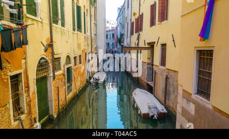 Le petit pont reliant deux bâtiments sur un petit canal dans la ville de Venise en Italie Banque D'Images