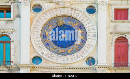 La grande horloge murale avec les symboles du zodiaque sculptés sur l'horloge ronde dans un bâtiment à St Marks de l'horloge à Venise Italie Banque D'Images