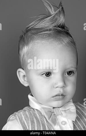 Produits Coiffants Petit Garcon Avec Un Coupe De Cheveux Garcon Enfant Avec Des Cheveux Blonds Petit Enfant Avec Haut Coupe De Cheveux Soins Des Cheveux Sains Habitudes Alimentaires Photo Stock Alamy