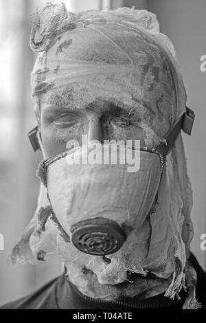 Lorsque la guerre est terminée. Faux de guerre soldat. Homme mannequin porter le masque à gaz contre les attaques chimiques. Victime de guerre victime factice. Victime d'un conflit armé. Mal