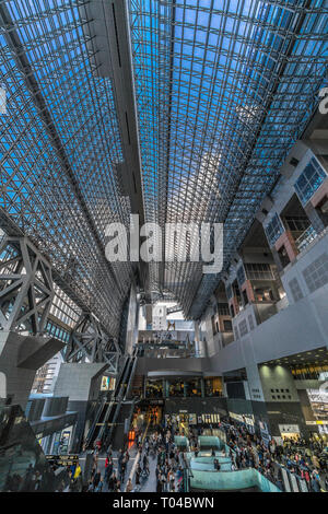 Kyoto, Japon - 11 novembre 2017 : Belle de l'intérieur de la gare de Kyoto côté Karasuma bondé à l'heure de pointe. Structure métal futuriste moderne conçu Banque D'Images