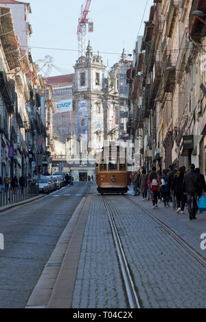 Rua de tramway en 31 de Janeiro à Porto (Portugal). Banque D'Images