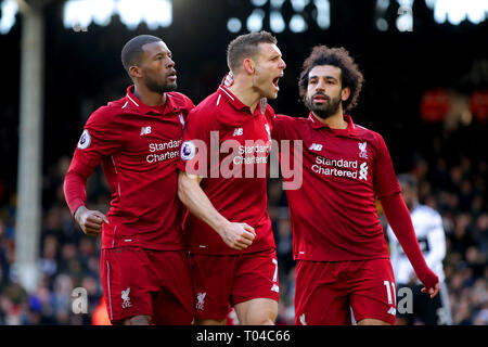 James Milner de Liverpool (centre) célèbre marquant son deuxième but de côtés du jeu pendant le premier match de championnat à Craven Cottage, à Londres. Banque D'Images