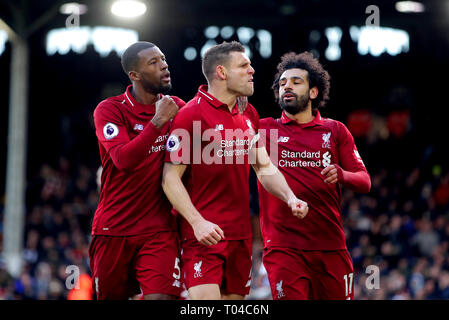 James Milner de Liverpool (centre) célèbre marquant son deuxième but de côtés du jeu pendant le premier match de championnat à Craven Cottage, à Londres. Banque D'Images