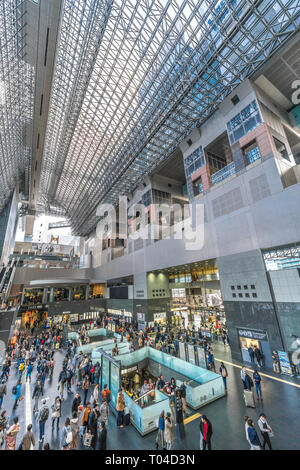 Kyoto, Japon - 11 novembre 2017 : Belle de l'intérieur de la gare de Kyoto côté Karasuma bondé à l'heure de pointe. Structure métal futuriste moderne conçu Banque D'Images