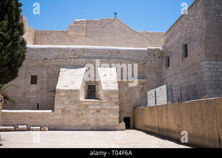 Petite porte d'entrée de la Sainte Eglise de la Nativité, Bethléem, Israël Banque D'Images