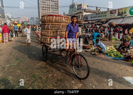 Un remplissage à grande circulation, dans le centre de Dhaka. Vélos-pousse, les autobus, les gens et les voitures en compétition pour l'espace sur la rue bondée. Banque D'Images