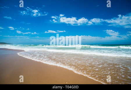 Plage de sable jaune, mer et ciel bleu profond. Banque D'Images