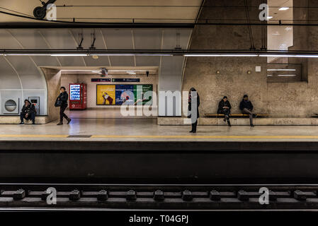 Lisbonne, Portugal - 12 28 2018 : personnes en attente à la gare de métro la station de métro Alameda dans la plate-forme Banque D'Images