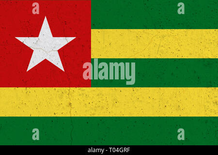 Togo drapeau sur mur de béton. Grunge fond patriotique. Drapeau national du Togo Banque D'Images