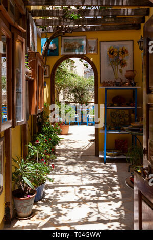 À l'intermédiaire d'un atelier d'artisanat traditionnel dans les ruelles étroites de la vieille ville de Crète, Grèce Banque D'Images