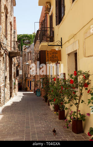 Ruelle pittoresque à Chania offrant des chambres à louer, Crète, Grèce Banque D'Images