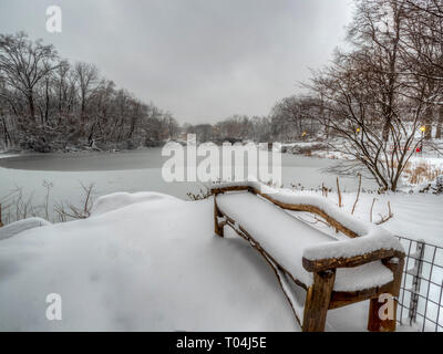 Gapstow bridge in Central Park, New York pendant une tempête de neige Banque D'Images