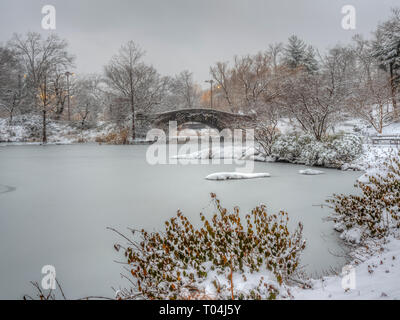 Gapstow bridge in Central Park, New York pendant une tempête de neige Banque D'Images