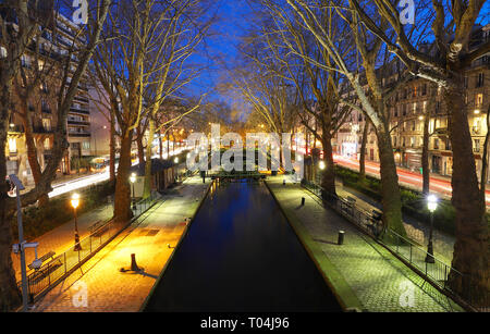 Le Canal Saint-Martin la nuit .Il est long canal à Paris, reliant le Canal de l'Ourcq à la seine. Banque D'Images