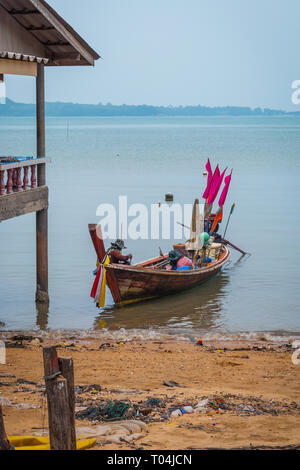 Bateau de pêche par le village sur piliers, Koh Lanta, Thaïlande Banque D'Images