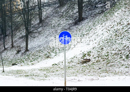 Location signer dans l'hiver. Paysage de neige sur l'herbe Banque D'Images