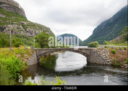 Petit pont de pierre de l'eau. Route ouverte. À vide, sans le trafic en campagne. Paysage rural. Ryfylke scenic route. La Norvège. L'Europe. Banque D'Images