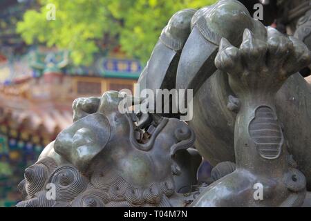 Close up of baby lion / dragon statue, jouant avec la griffe du parent. La mythologie Chinoise, baring teeth et grogne. Banque D'Images