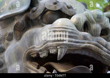 Gros plan sur la face de lion chinois / dragon statue. La mythologie Chinoise, baring teeth et grogner at camera Banque D'Images