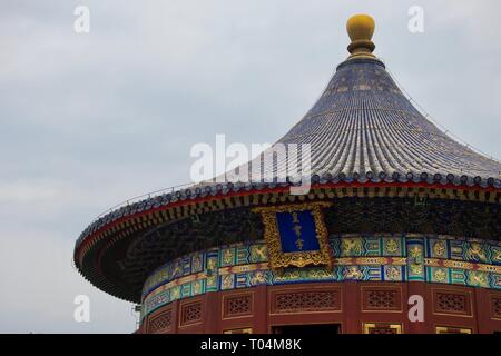 Ornements peints en bleu, rouge et vert toit du temple du Ciel à Beijing, Chine. Belle architecture détaillée contre le ciel gris bleu Banque D'Images