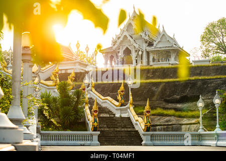 Vue imprenable sur le magnifique Wat Kaew Ko Wararam ou simplement Wat Kaew pendant le coucher du soleil. Wat Kaew Korawaram est un temple bouddhiste dans la ville de Krabi. Banque D'Images