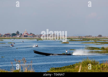 Bateau de vitesse avec les pêcheurs sur le lac Inle dans l'Etat Shan, Myanmar, Birmanie Banque D'Images